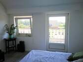 Schlafzimmer mit Balkon hat neue Außenrollladen - 