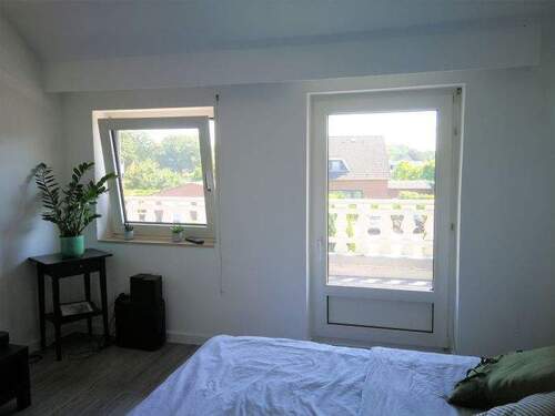 Schlafzimmer mit Balkon hat neue Außenrollladen - 