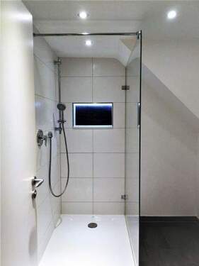 modernes Duschbad mit viel Platz - 