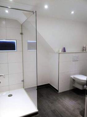 genug Stellfläche neben der Dusche - 