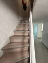 schicke neue Treppe im Keller - 