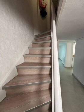 schicke neue Treppe im Keller - 