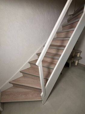 Treppe mit offener Stellfläche darunter - 