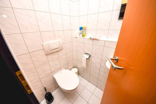 2 - Sanitäranlage Damen Herren WCs - 