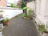 Hof, rechts der Anbau - 