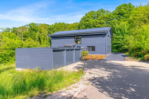 Frontansicht des Hauses - Modernes Wohnen in naturnaher Bestlage - kernsaniertes Einfamilienhaus in Hattingen-Niederbonsfeld