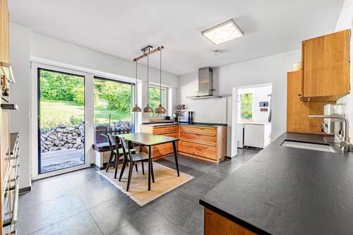 Großzügige Küche mit Gartenaustritt und angrenzendem Hauswirtschaftsraum im Erdgeschoss - 6 Zimmer Einfamilienhaus in Hattingen