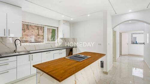 Küche 1 - Stilvoll modernisiert: Großzügiges Mehrfamilienhaus mit Terrasse, Balkon und Garten