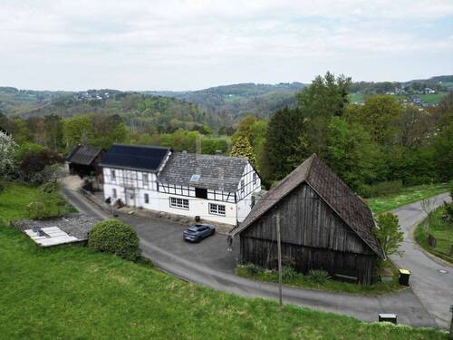 Vorderansicht - Ihr Traum vom Landleben: Fachwerkhaus mit Weiden und Scheune!