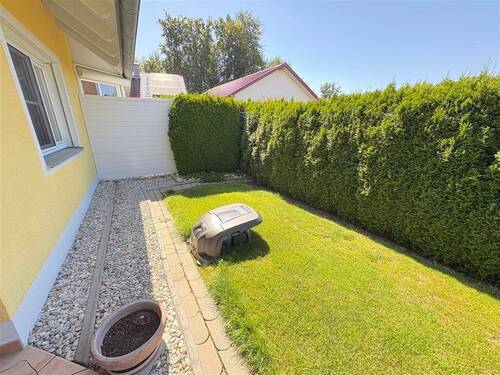 Garten mit Mähroboter - 