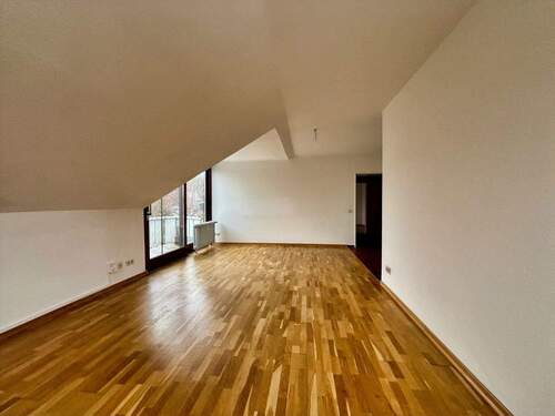 Wohnzimmer mit Balkon - 2 Zimmer Etagenwohnung zum Kaufen in Großensee