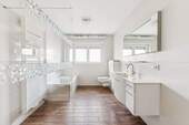Modernisiertes Badezimmer mit Wanne und Dusche - 
