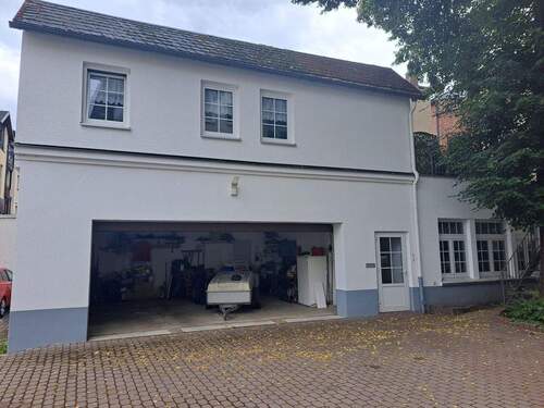 Nebenhaus mit Garagen - 