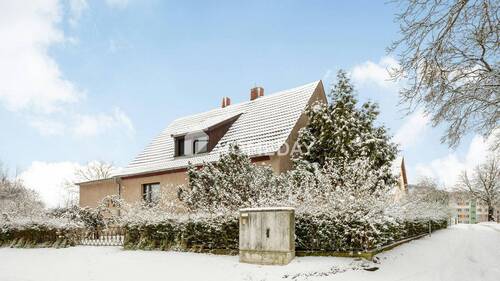 Außenansicht 1 - Einfamilienhaus mit 5 Zimmern und weitläufigem Grundstück und weiterer Baureserve für 2 Wohnhäuser