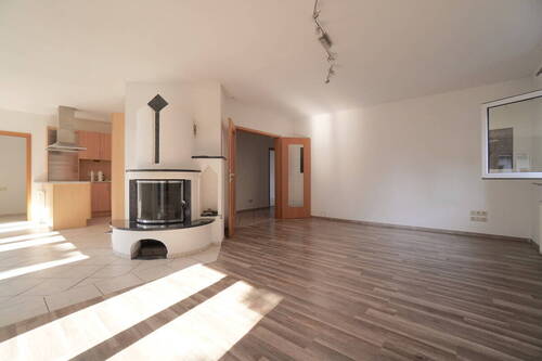 Wohnzimmer offen zum Esszimmer mit Kamin - 