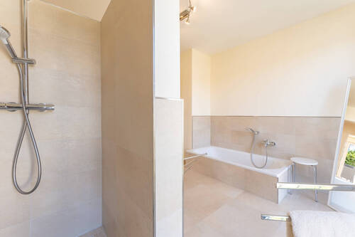Badezimmer mit Badewanne und Dusche - 