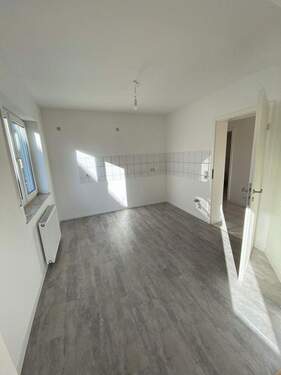 Blick von Wohnzimmer in Küche - Etagenwohnung mit 90,00 m² in Konz zum Kaufen