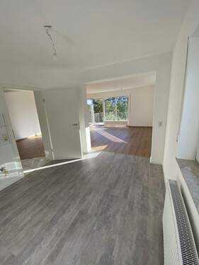 Blick von Küche ins Wohnzimmer - 