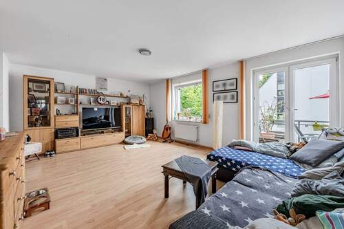 Wohnzimmer mit Balkonaustritt - 3 Zimmer Etagenwohnung zum Kaufen in Bochum