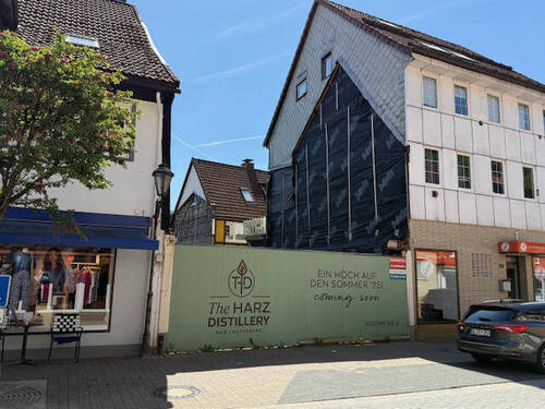 Ansicht von der Hauptstraße - **Grundstück direkt im Zentrum**