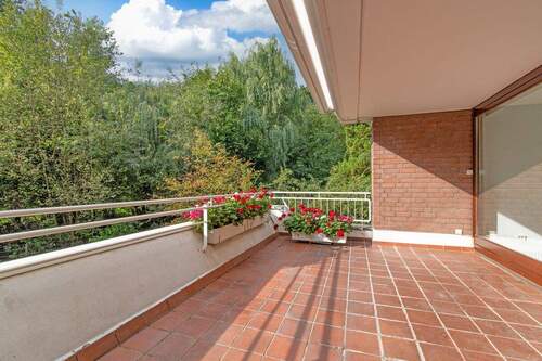 Großzügiger Balkon mit Südwest-Ausrichtung und Blick ins Grüne - 