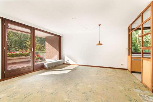 Großzügiger Wohnbereich mit Zugang zum sonnigen Südwest-Balkon - 3 Zimmer Etagenwohnung zum Kaufen in Hamburg