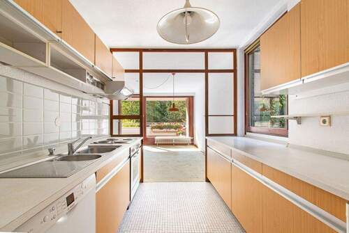 Helle Küche mit Einbauten und Zugang zum Essbereich - Etagenwohnung mit 96,00 m&sup2; in Hamburg zum Kaufen