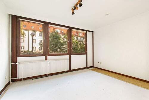 Helles Schlafzimmer mit großen Fenstern - 