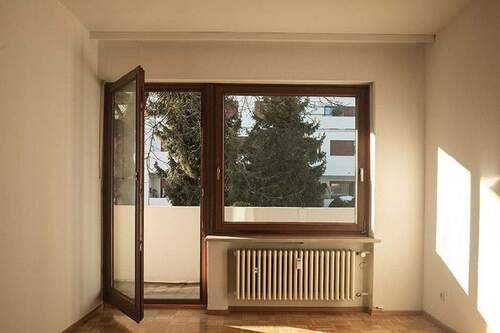 Wohnzimmer - Blick auf Balkon - 2 Zimmer Etagenwohnung zum Kaufen in München