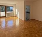 Wohnzimmer, Eingang zur Küche - 2 Zimmer Etagenwohnung in München