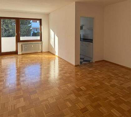 Wohnzimmer, Eingang zur Küche - 2 Zimmer Etagenwohnung in München