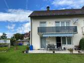 Garten Blick auf Terrasse - Reihenhaushälfte in Ichenhausen mit Garage und schönem Garten