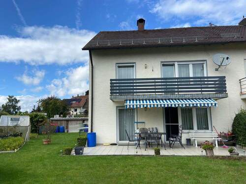 Garten Blick auf Terrasse - Reihenhaushälfte in Ichenhausen mit Garage und schönem Garten