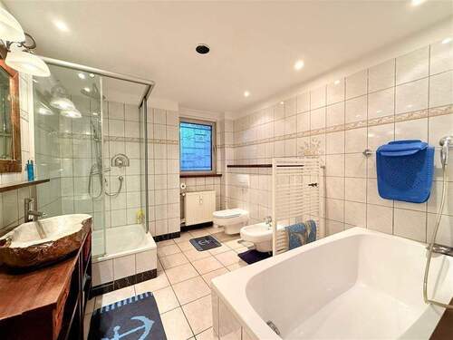 Bad mit Wanne/ Dusche und Bidget - 