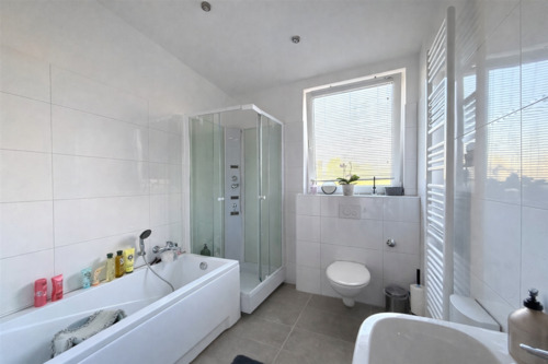 Bad mit Wanne/ Dusche und Fesnter DG - 