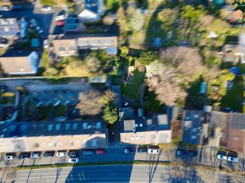 3 Familienhaus mit Garten - 1 Zimmer Mehrfamilienhaus, Wohnhaus zum Kaufen in Neuss
