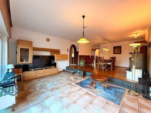 Wohnzimmer mit Essbereich und Kamin EG - 