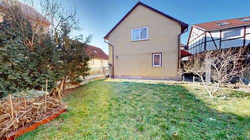 Direkt vor der Tür läd der kleine Garten zum Erholen ein - 4 Zimmer Einfamilienhaus in Neudietendorf