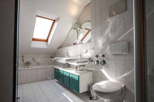 Zeitloses Bad mit Fenster - 
