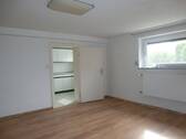 Wohnzimmer mit Blick in Küche - 2 Zimmer Etagenwohnung in Niederwerrn