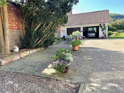 Hof mit Doppelgarage - 