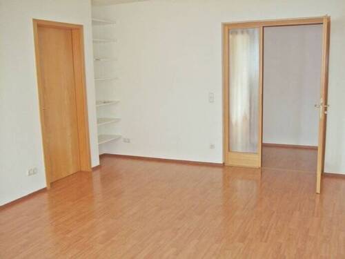 Wohnzimmer mit Zugang zur Küche - 