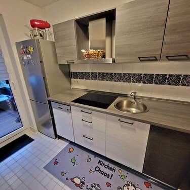 Einbauküche mit großen Kühlschrank - 