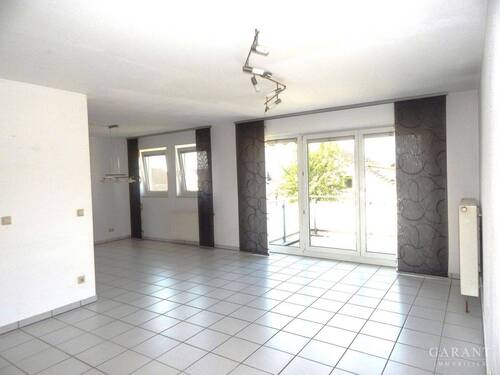 Wohn-/Esszimmer - Große und helle Etagenwohnung mit Sonnenbalkon und 2 Tiefgaragen-Stellplätzen