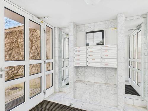 Hauseingang - Stilvolles 1-Zimmer-Apartment im Herzen von Nymphenburg - mit Balkon, Gartenanteil & TG-Stellplatz