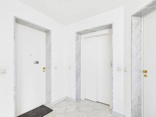 Hausgang Wohnungstür - 1 Zimmer Etagenwohnung zum Kaufen in München