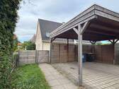 Ansicht mit Doppelcarport - 4 Zimmer Etagenwohnung zur Miete in Lübesse
