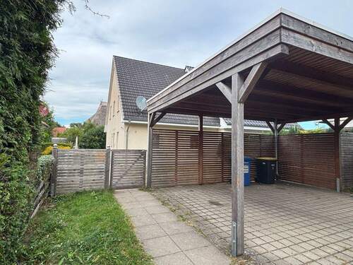 Ansicht mit Doppelcarport - 4 Zimmer Etagenwohnung zur Miete in Lübesse
