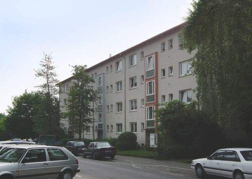 Vorderansicht eines mehrstöckigen Wohngebäudes - 3-ZKB-Wohnung in Frankfurt-Hausen kurzfristig zu vermieten!