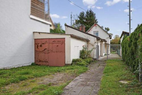 Hausansicht - Grundstück mit kleinem Bestandsgebäude und vielfältigem Potenzial in Karlsruhe-Hagsfeld